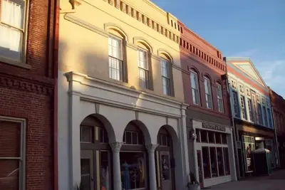 Image de Large Historic Downtown Loft Front