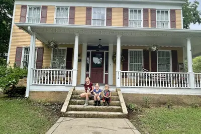 Image de Historic 1856 Eversole Home Decorated with Period Furniture & Quilts