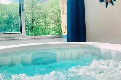 Aux bulles du Forez (loft avec jacuzzi intérieur privé)