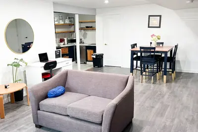 Image de Fully furnished 2 bedroom modern farmhouse style (Family-Friendly)