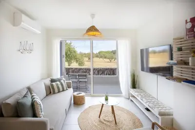 Image de Moderne, confortable et piscine