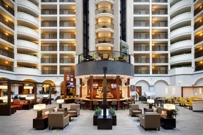 Image de Close Proximity to Downtown Dallas! Free Parking and Indoor Pool!