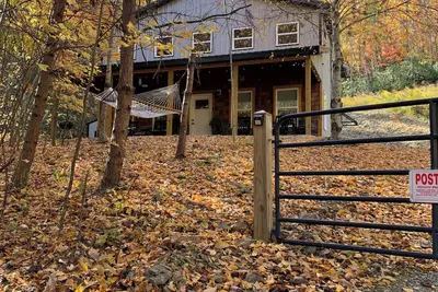 Image de Brand new barndominium nestled in the Smoky Mountains. We use spring fed water.