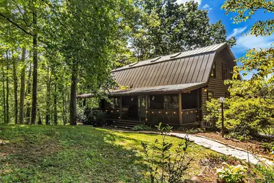 Image de Log cabin w/ forest views, hot tub, firepit + free attraction tickets