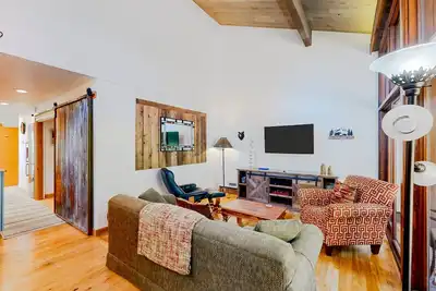 Image de Cozy condo with community amenities, nearby skiing, & expansive views