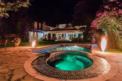 Image de Luxury house in an exclusive area, 40 minutes from Cdmx. Warm and sunny climate.