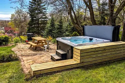 Image de Dog-friendly downtown home with hot tub & deck