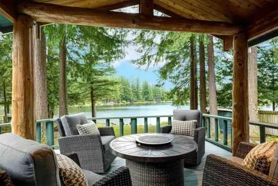 Image de Charming Lakefront Log Cabin