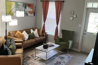 Image de Stylishly designed, this town home offers comfort and sophistication.