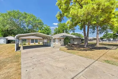 Image de Spacious home with a huge yard