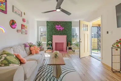 Image de Girls Just Want To Have Fun: Girly Getaway! Luxe + Spacious 2 Br Fenced Yard