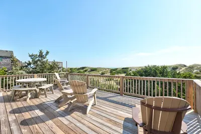 Image de Oceanfront, Amazing Sunrises, Dog Friendly, Private deck & Screened in Porch