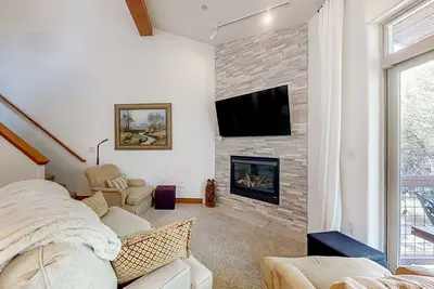 Image de Two-story, riverfront condo with balcony & fireplace - close to everything