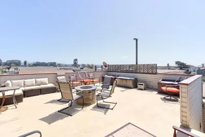 Image de Large home Steps from the Sand