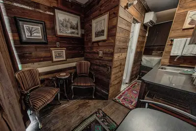 Image de Bohemian Container Tiny Home centrally located in The Cedars artist neighborhood