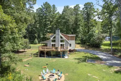 Image de Asheville Area Retreat with Hot Tub, Games, and 3 Acres, with room for 10 guests