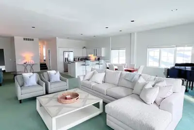 Image de Extra Spacious 2Bed w/Large Terrance + Amenities