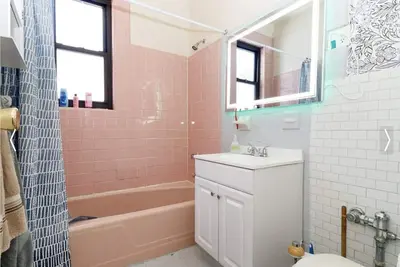 Image de Large Family Style Apartment in a quiet neighborhood near the subway station