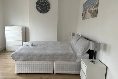 Image de Immaculate 4-Bed House in Enfield near Enfield loc