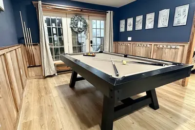 Image de Ski In/Out- Pool table, hot tub, A+ kitchen, 7 bedrooms->4 kings+custom kid rms!