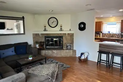 Image de A little Coast, Mountain & Country! Safe, clean & convenient.