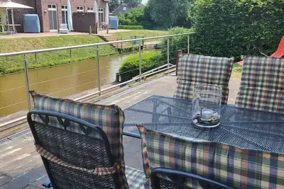 Image de Moderne Wohnung Grachtenidyll Eg Direkt an den Greetsieler Grachten