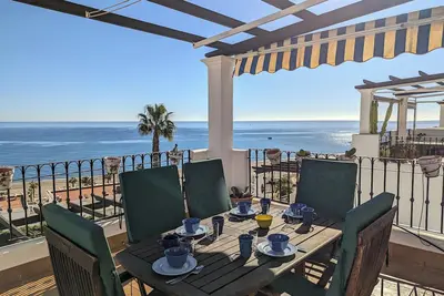Image de Appartement  avec une magnifique vue sur la mer dans un complexe  avec piscine