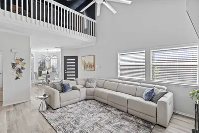 Image de Carrollton Silver Screen Stay w/ 2 car garage