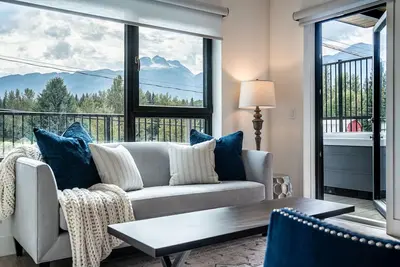 Image de Stoked 4Ever - Revelstoke Condo (+Hot Tub)