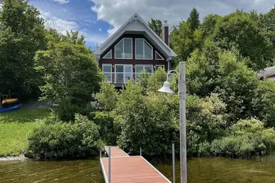 Image de Bord du lac, à 10 minutes du ski et golf, chambre mezzanine avec vue sur le lac