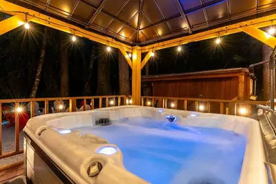 Image de Private Cabin - Hot Tub, A/C, Ev charger near Mt Rainier, Ashford Wa