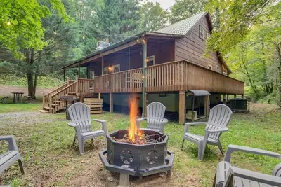 Image de The Cozy Hollow w\/ Hot Tub+Fire Pit | Sleeps 9