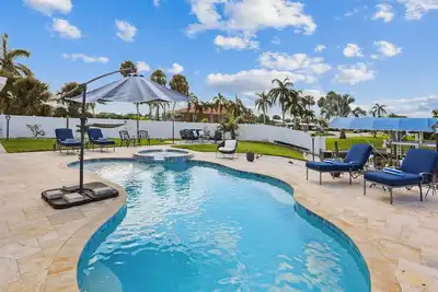 Image de Royal Blue Dreams - Waterfront home with private pool, dock and boat lift