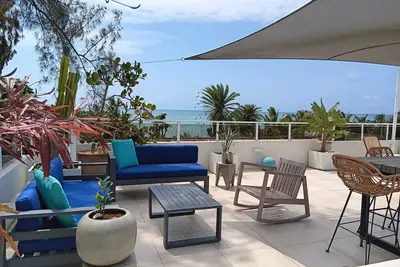 Image de Cosy Penthouse vue mer et son Rooftop Privatif vue sur le Coin de Mire!