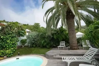 Image de Villa with lush environment located close to beach