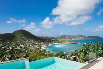 Image de Magnificent Villa with Lush Tropical Environment