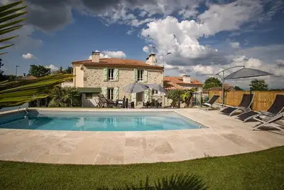 Image de Piscine chauffée, jacuzzi, fitness et jeux d'arcade à 1h10 de Bordeaux