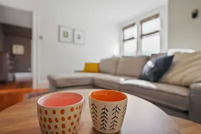 Image de Updated, Historic District, Walk to Waterfront. Pet-Friendly! Sleeps 12