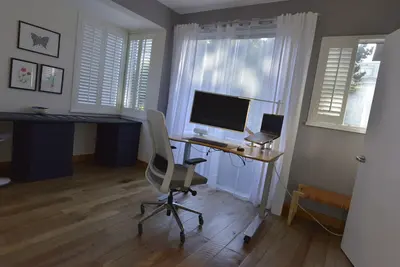 Image de Gorgeous, top floor home with incredible views and great location.