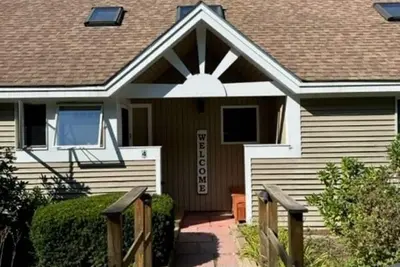 Image de Modern Rustic townhouse close to everything Nh! Work and play year round.