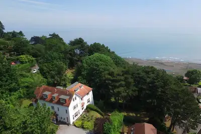 Image de Beautiful family home sleeps 8- 12 perched above the sea on the edge of Exmoor.
