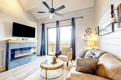 Image de Newly built cabin overlooking Douglas Lake w/ hot tub & free attraction tickets