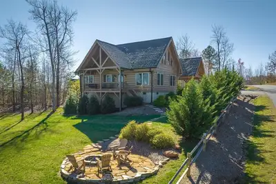 Image de The Views of Towering Black Mountain Range Will Blow You Away! !