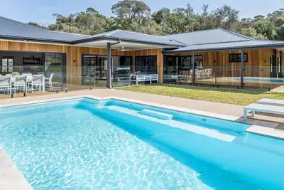 Image de Coastal Luxe - Heated pool, tennis court, sauna, privately set on gated acreage