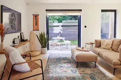 Image de Designer 2 Storey Garden House - Pass the Keys
