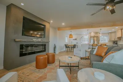 Image de Modern Adobe Home with Hot Tub