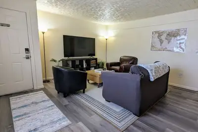 Image de In Town! Fully-equipped kitchen with spacious bedrooms. Free parking & WiFi!