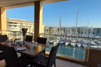 Image de Vue incroyable sur Port-Fréjus, Cap Hermès, 2/3 pièces, capacité 5/6 personnes, piscine, beau balcon, parking et climatisation pour agréable séjour au soleil et détente
