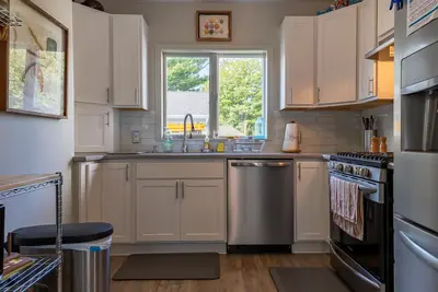 Image de Porchview historic downtown cottage