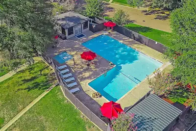 Image de New! Regents Park Resort ~ Sparkling Pool, Tennis, Basketball, and Pickleball! ~